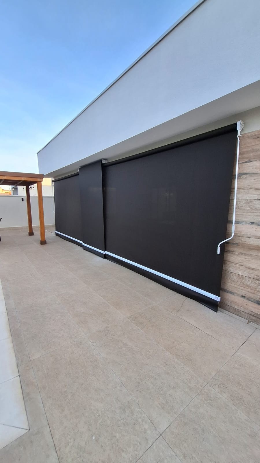 Toldo articulado cobrindo área gourmet