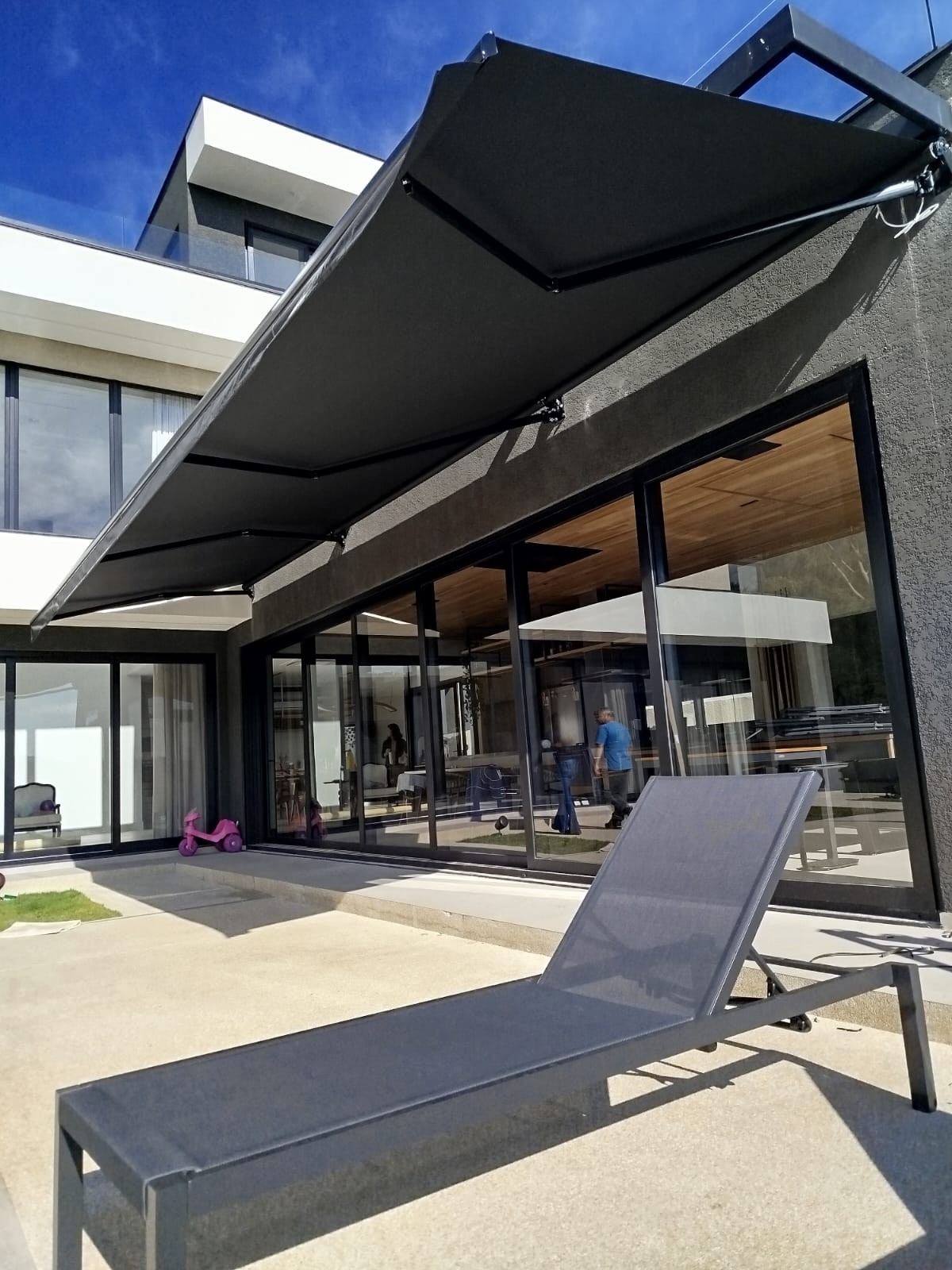 Tela solar com paisagem ao fundo