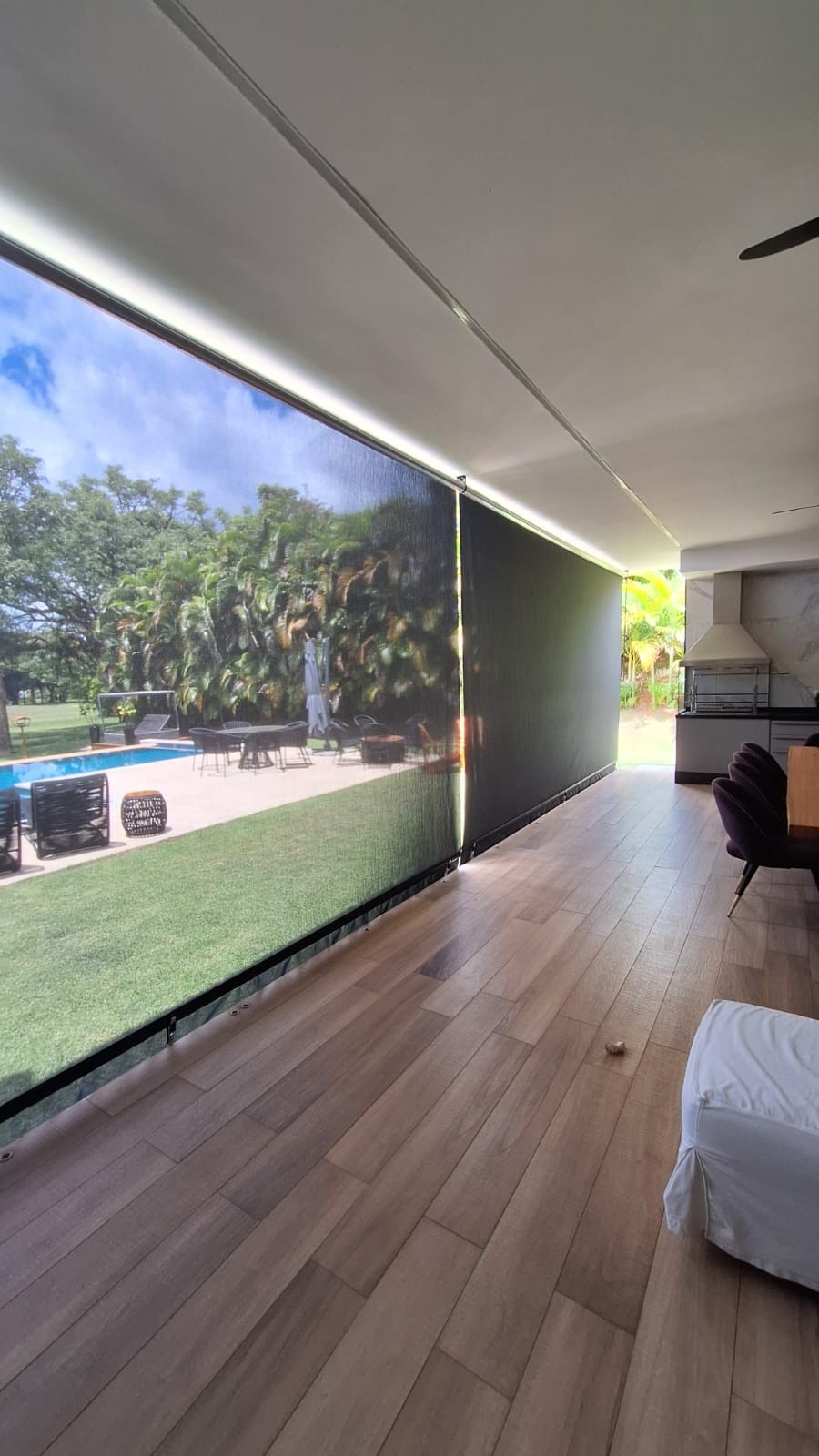 Cortina externa tipo blackout para privacidade